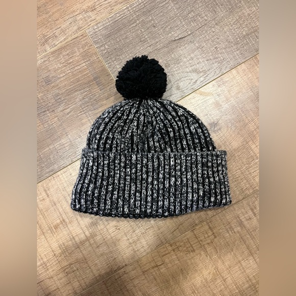 lululemon athletica Accessories - LULULEMON Sherpa lined toque